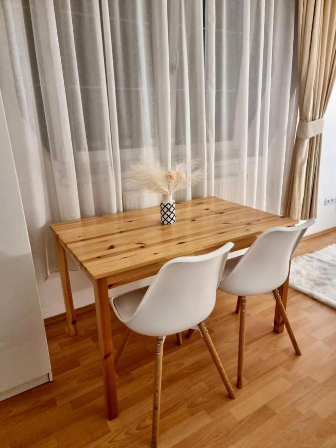 ברטיסלאבה Cozy Apartment Near Hockey & Football Arena מראה חיצוני תמונה